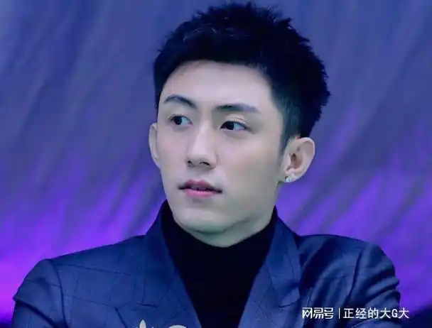 黄景瑜拍戏遭偶遇,裤裆拉链尴尬一刻后展现健步如飞的气势