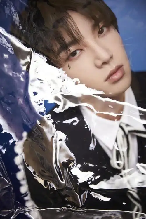 华晨宇壁纸花花超性感的嘴唇美图来了肉嘟嘟的看着好可爱