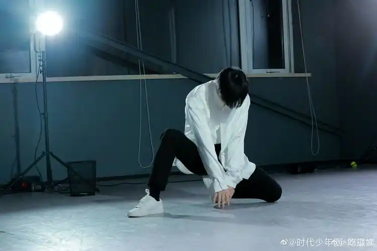 刘耀文晒出背影随拍告别11月路灯氛围感拉满