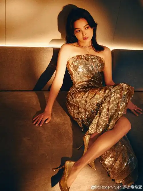 姿##rogervivier2024春夏系列#@辛芷蕾搭配 i love vivier 爱心高跟鞋