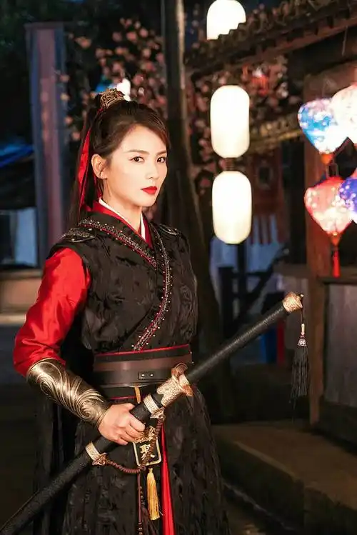 刘涛女侠造型超飒来袭 红衣高马尾演绎别样江湖