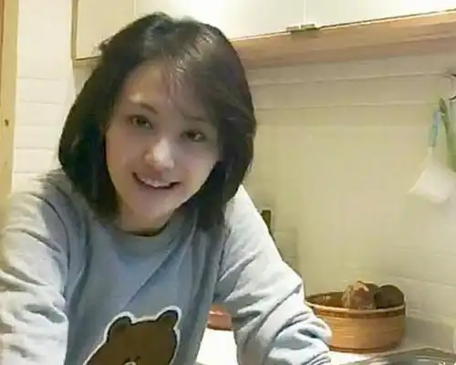 郑爽愤怒回应素颜每天都被饿醒不想再靠脸吃饭