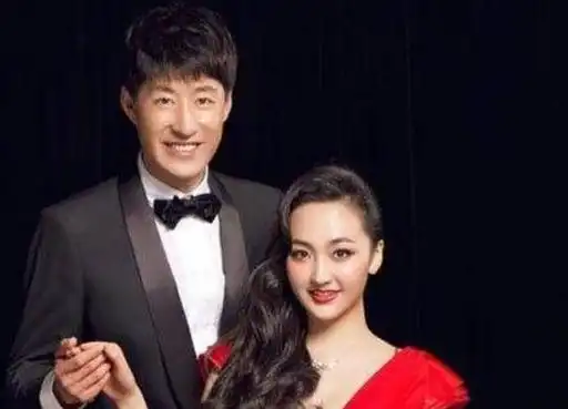 被前妻控诉家暴,二婚却能娶小13岁娇妻生三娃,演员于震有何魅力