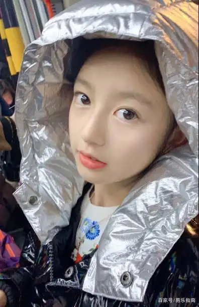 曾因太美被禁止整容的9岁童模,今穿原谅绿出门,腿长让网友羡慕