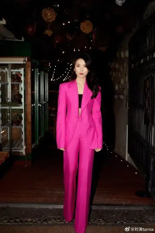 刘涛穿粉西装气场超a 浅笑化身霸道总裁