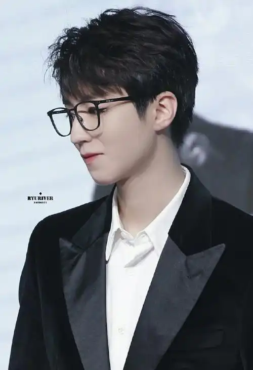 王俊凯金丝眼镜