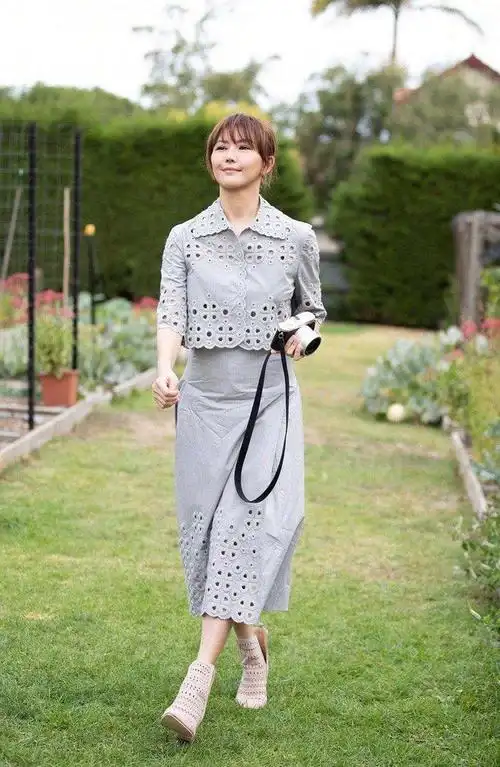 孙燕姿罕走机场近照穿得朴素似普通阿姨身材干瘦锁骨突兀