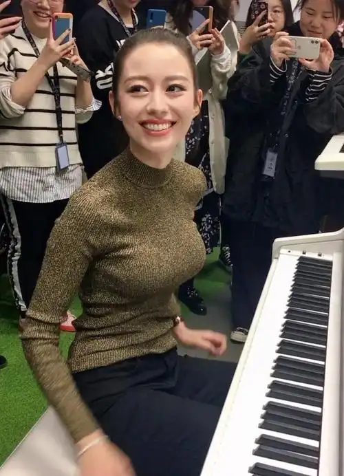 吉娜穿50元t恤掩盖不了魔鬼身材(网红都不敢这么p)-造名服