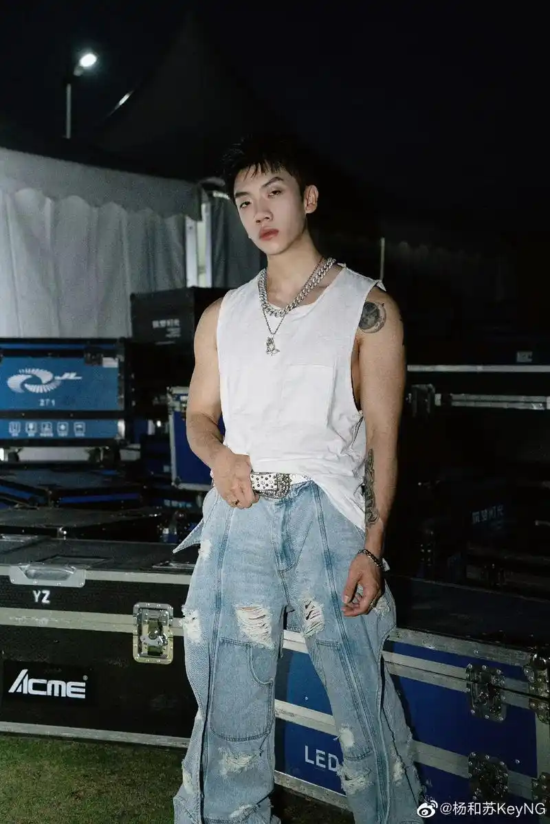 杨和苏充满荷尔蒙的男人～太帅了吧~呜呼～ - 抖音