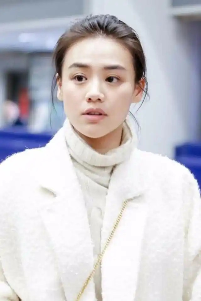 马思纯素颜现身机场颜值一点不比上妆后差笑容更是甜到酥