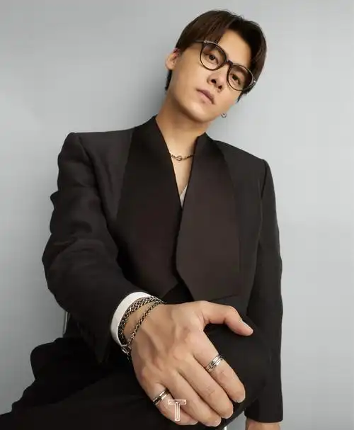 t 2021开年封面——李易峰