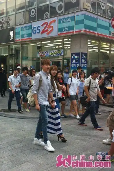 尼坤宋茜当街牵手秀甜蜜.