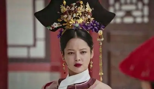 她生下了一个女儿,但在24天后不幸去世,皇帝把女儿烧死