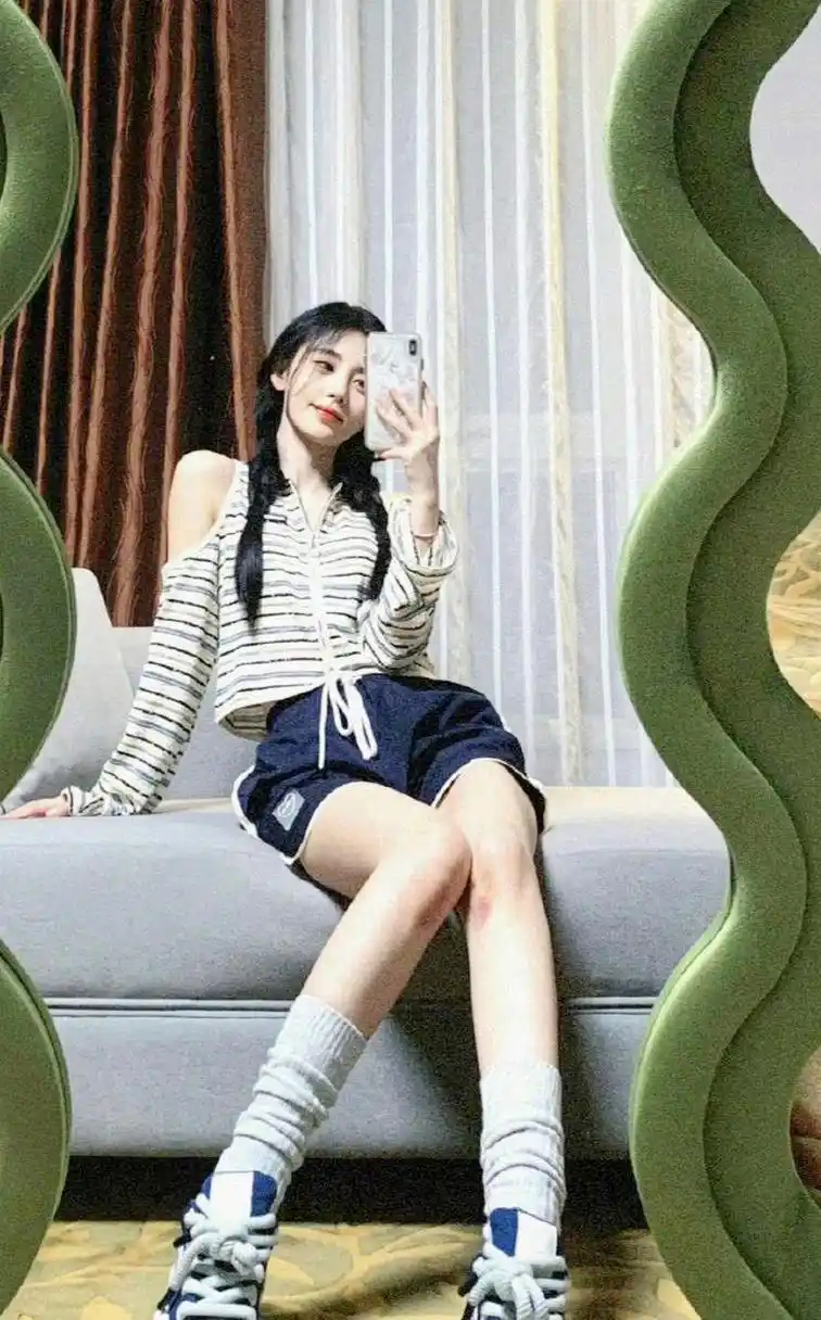 鞠婧祎和虞书欣谁更漂亮?同框扎着双辫子,都是甜美的美少女.