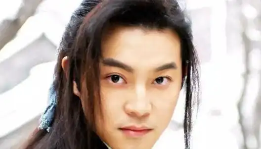 安吉的颜值其实是遗传爸爸的,看了沙溢年轻时候的照片你就秒懂了.