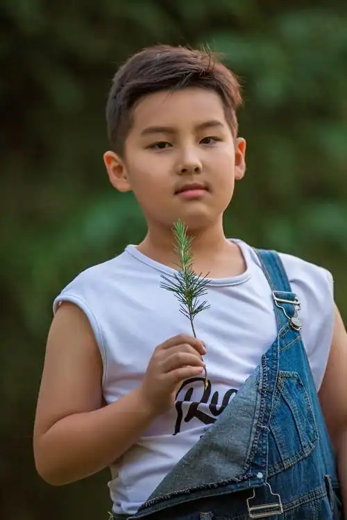 九岁的帅气男孩