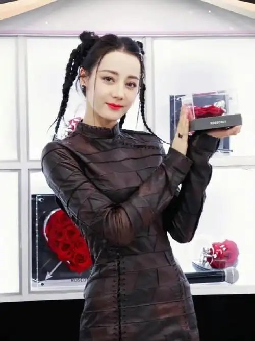 反差感造型#今天迪丽热巴直播一身拼接皮革裙,紧身的衣服真的很显身材