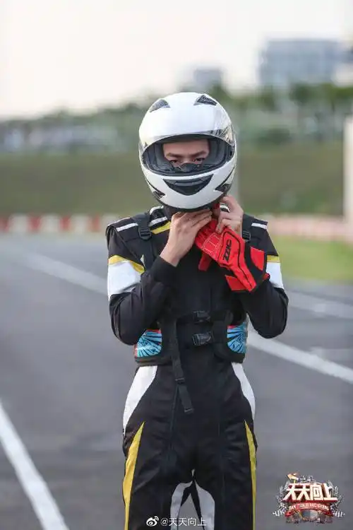 干净利落,戴上头盔,奔驰在热血赛道,热爱运动的一博太帅了王一博超话