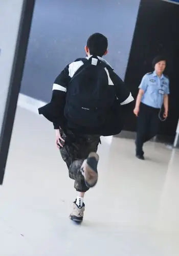 原创王源成王力宏师弟剃男人味寸头求学伯克利搭配迷彩裤背影潇洒