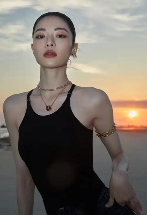 钟楚曦晒海边写真大片面对镜头自信满满一双大长腿吸睛无数