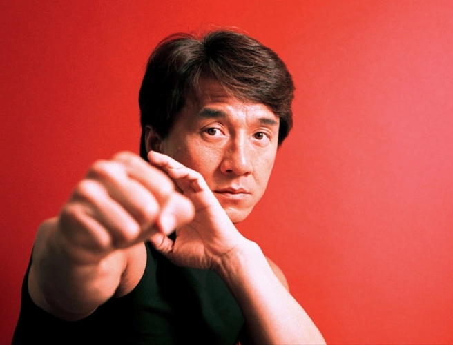 67岁成龙近照曝光,手戴名表价值百万,步履蹒跚早已没有当年风采