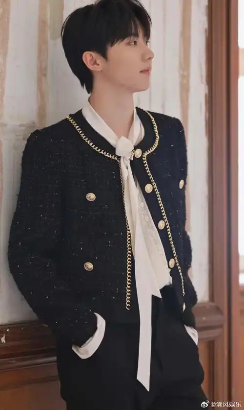 马嘉祺眼神好狠#马嘉祺新三专最新大片,一身黑色西装好贵气,这个眼神