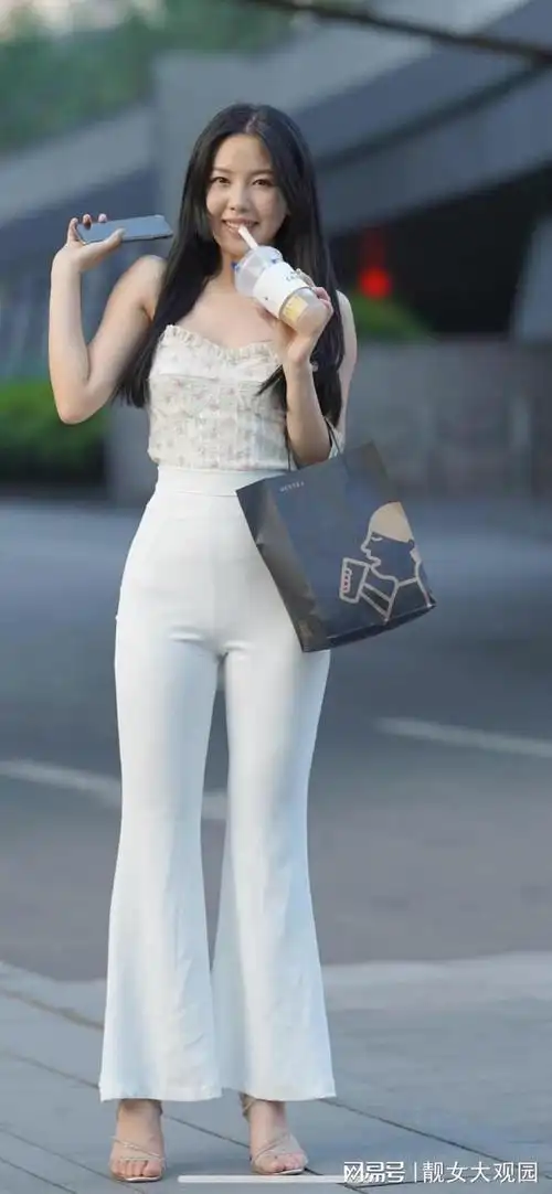 靓女穿搭白色紧身裤子碎花上衣露肩少女范十足