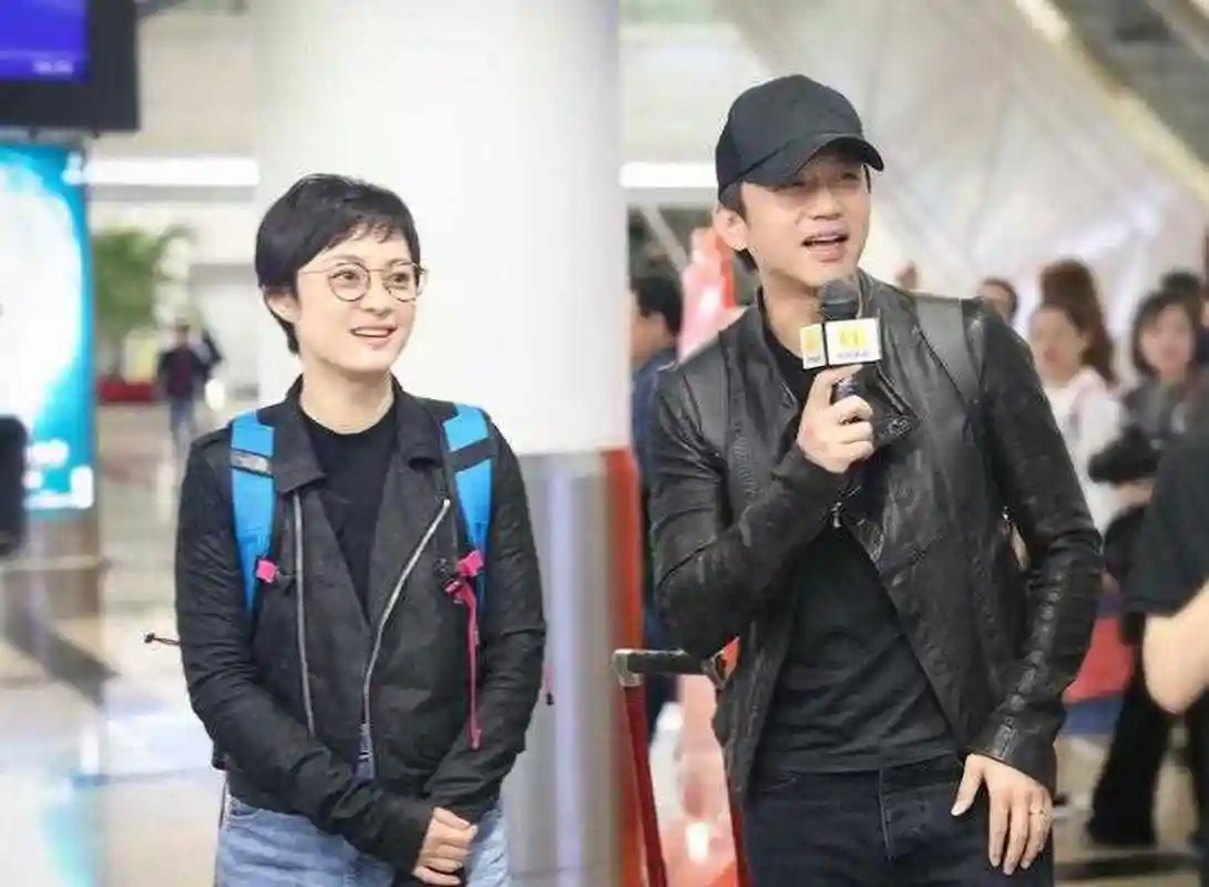邓超孙俪一起现身机场,准备参加23号的金鸡奖闭幕式颁奖典礼.