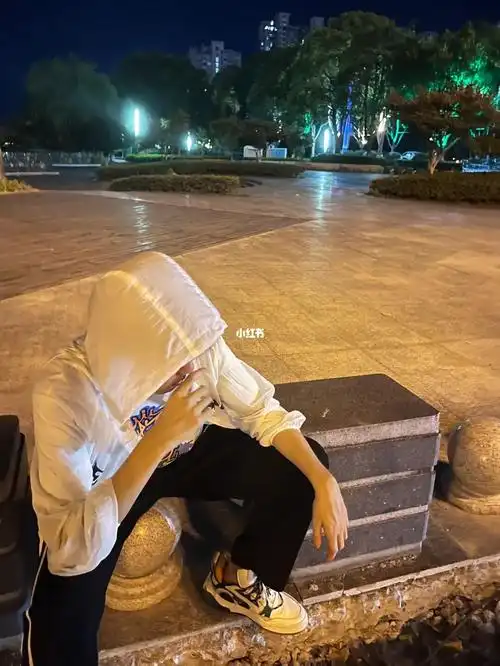 是谁会大半夜坐在路边呢