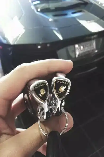 用跑车在朋友圈装逼大法文案都给你准备好了