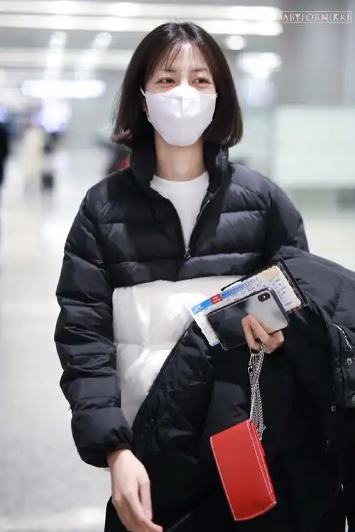 李溪芮穿黑白拼色羽绒服现身机场,摘下白口罩比剪刀手卖萌好可爱
