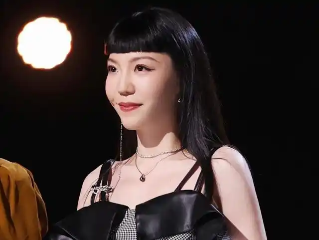 《中国好声音2021》十一进八中王靖雯忘词,她具备夺冠实力?