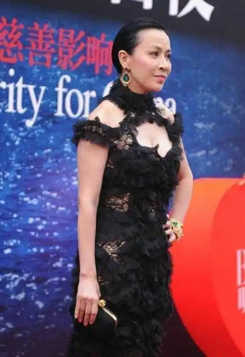 刘嘉玲真不服老,镂空连衣裙还故意穿小号,硬勒出"尤物身材"_颜色_版型