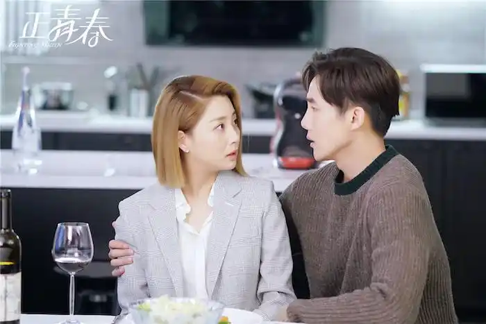 该剧扭转了市场上职场剧"套着职场的壳子谈恋爱"的刻板偏见,紧跟时代