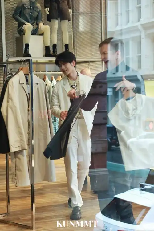 蔡徐坤纽约探店路透##蔡徐坤纽约饭拍路透