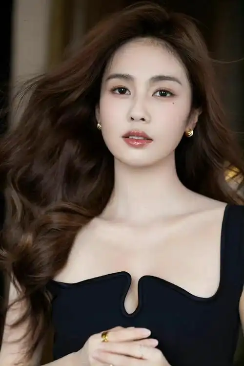 白鹿黑色修身长裙造型##白鹿黑色吊带裙氛围感写真