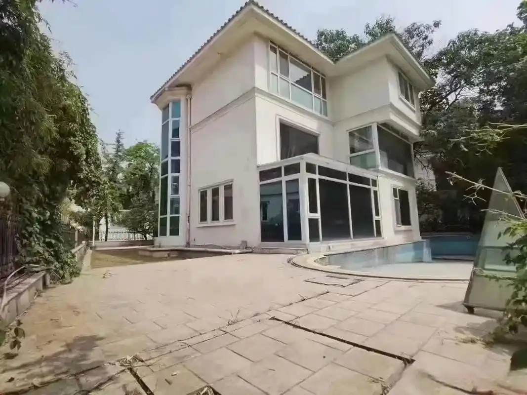 紫玉山庄前排独栋别墅,院子300平,坐北朝南,私家车库,房本面积343.