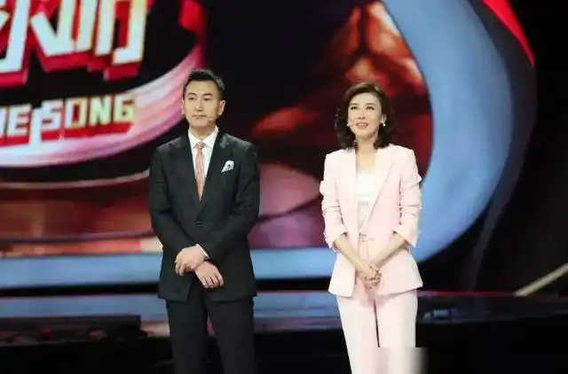 面对丈夫的丑闻央视主持李红为何不离不弃真爱还是人设