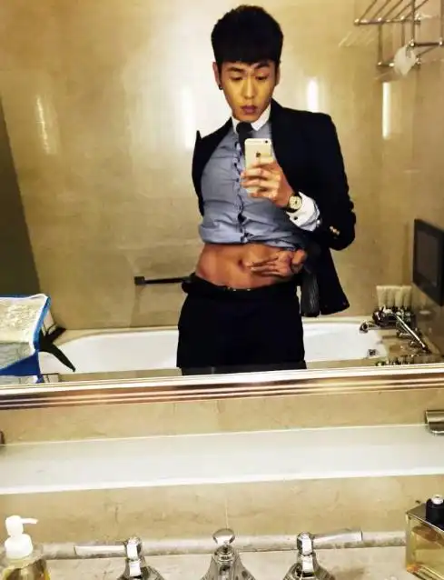 张若昀腹肌照来了继鼻尖痣之后又奉献出腹肌杀