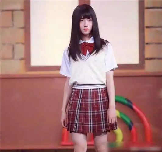 娱乐圈中的男扮女装,贺峻霖可爱侯明昊娇俏,你被哪位惊艳到了?