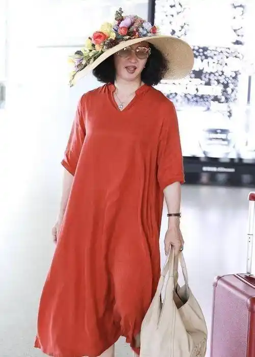 金星造型夸张亮相机场,图四拍出了精髓!