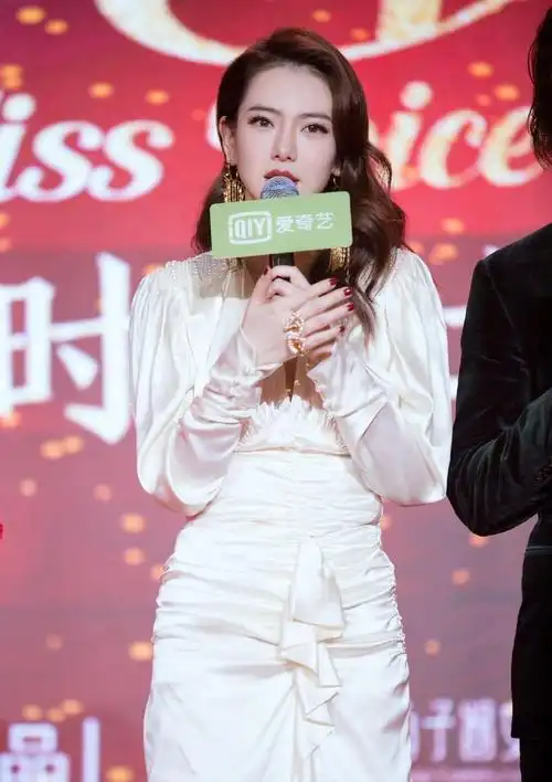 8 戚薇和李承铉是在拍戏时相识的,当时的戚薇,就认定了这位美籍韩国人