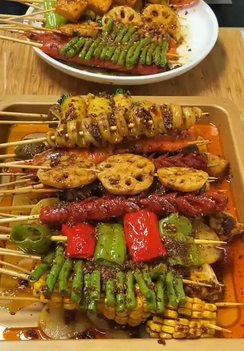 孩子们又馋烤串儿了,今天在家给他们做了两大, 吃得超过瘾,喜欢撸串的