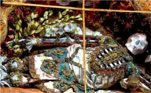 武则天孙女墓被盗,打开发现一男子骷髅,枯坐墓中已上千年