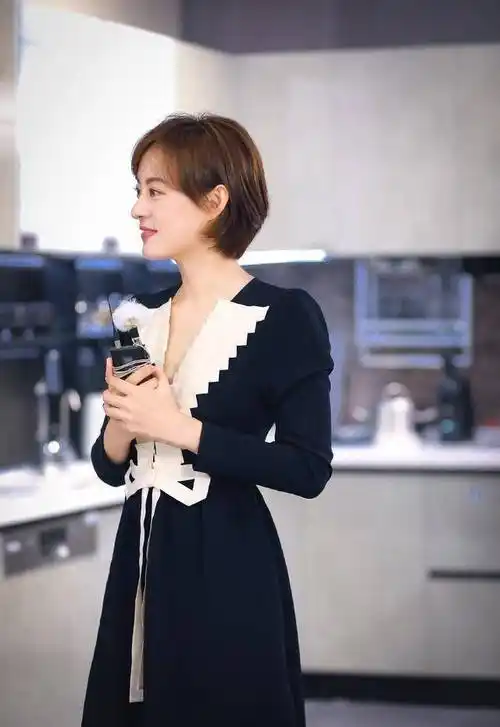 孙俪终于换对新发型!穿一袭黑白色高腰"折纸裙",温婉迷人美到认不出