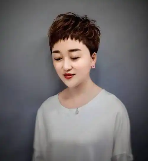 今年流行"锅盖头",这个春天很火的短发发型!