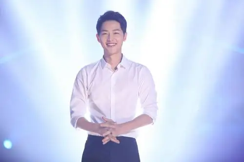 2016宋仲基《快乐大本营》录制_高清图片大全-爱豆app