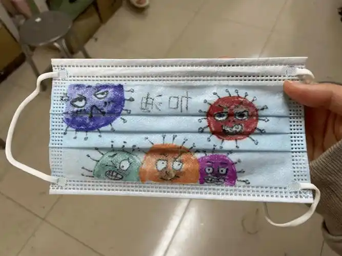 4作品阐述:口罩上临摹了一些keith haring的涂鸦画风,向防疫工作人员