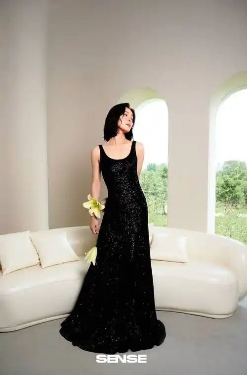 江一燕身着st. john 2023度假系列珠片针织礼服_黑色_自然_魅力