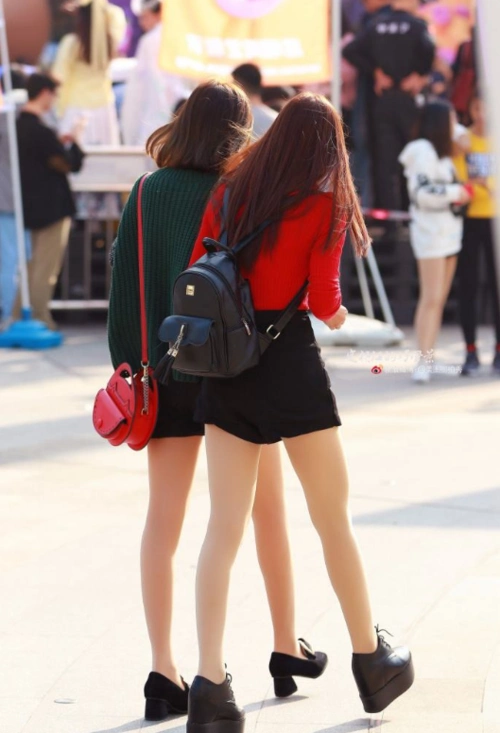 逛街的两位美女,这背影好迷人